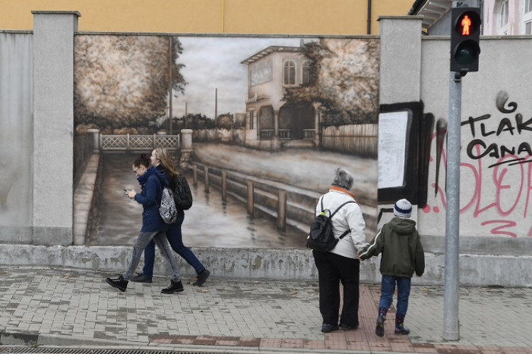 Prešov vymyslel, čo s počarbaným múrom. Ľudia sa teraz radi pristavia