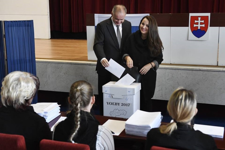 Prezident Kiska odvolil s manželkou Martinou