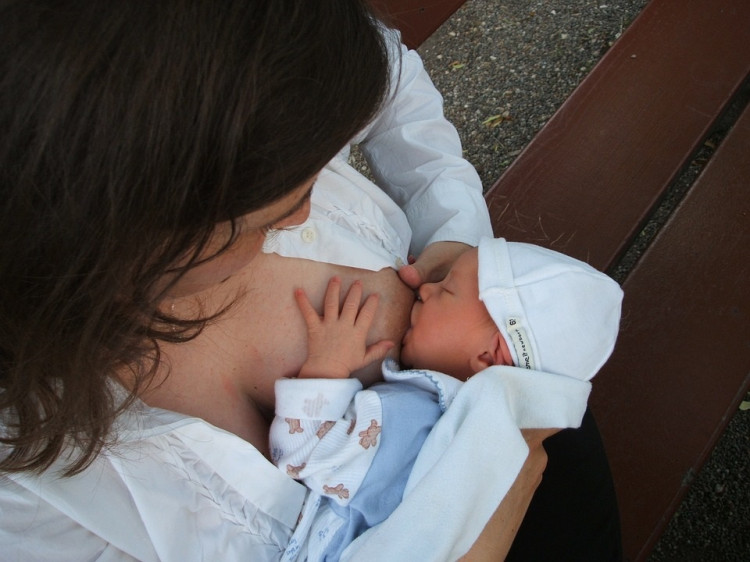 Prieskum: Na Slovensku dojčia 53 percent polročných detí