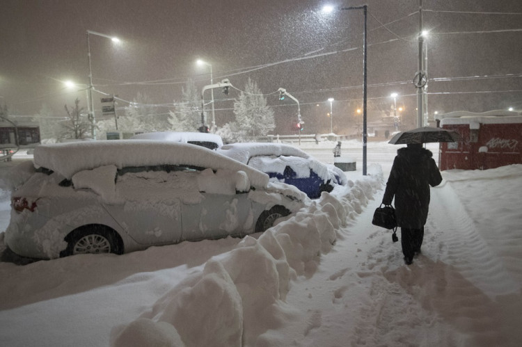 Intenzívne sneží takmer na celom Slovensku, zasahujú hasiči i policajti