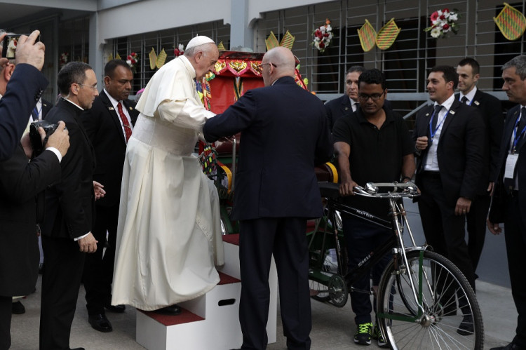 Pápež František vymenil papamobil za rikšu