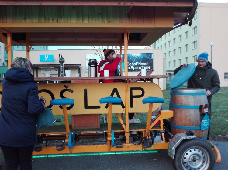 Adventný Olomouc nie sú len vianočné trhy, ale aj bláznivá jazda na „beer biku“ Ološlap