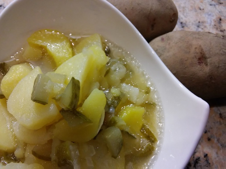 Výborný zemiakový šalát bez majonézy, tradičný RECEPT