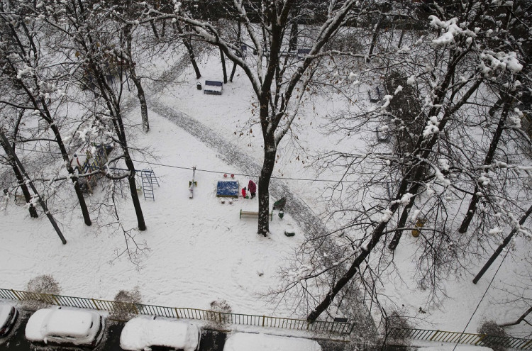 Žena si išla zapáliť na balkón cigaretu, odfúkol ju silný vietor