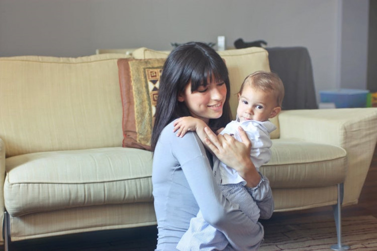 Ženy na materskej aj opatrovatelia majú menej povinností voči Sociálnej poisťovni