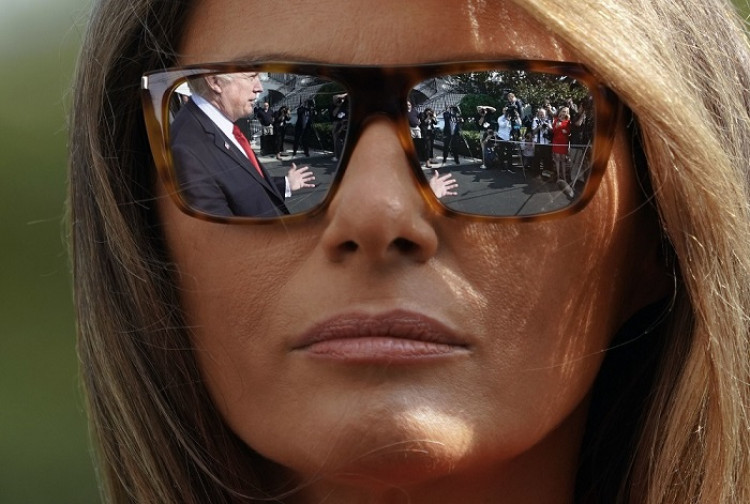 Nehovorí, ale jej gestá sú veľavravné. Melania Trumpová a jej vzťah k manželovi