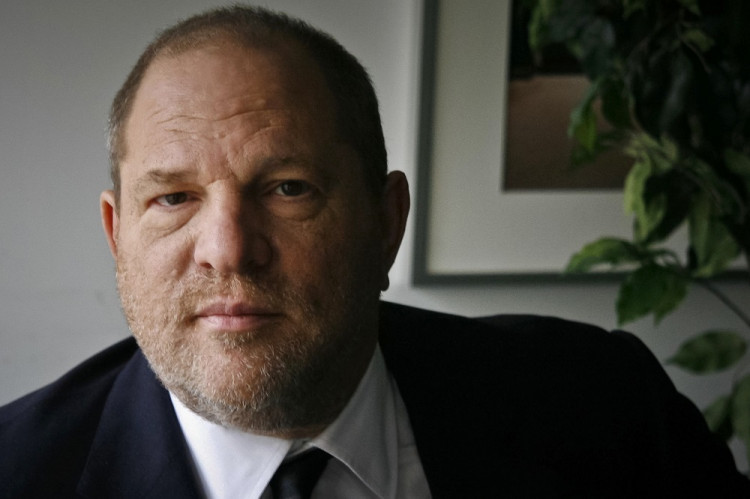 Filmový producent Harvey Weinstein, ktorý rozpútal kampaň MeToo, sa vydal do rúk polície