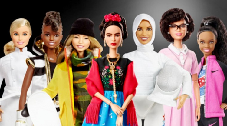 Frida má menej fúzov, Ashley Graham menej kriviek. Barbie (nemotorne) oslavuje ženy