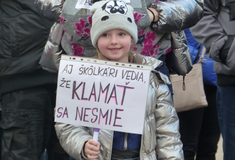 Poslanec Blaha neodradil. Aj dnes prídu protestovať mamy s kočíkmi a rodičia s malými deťmi