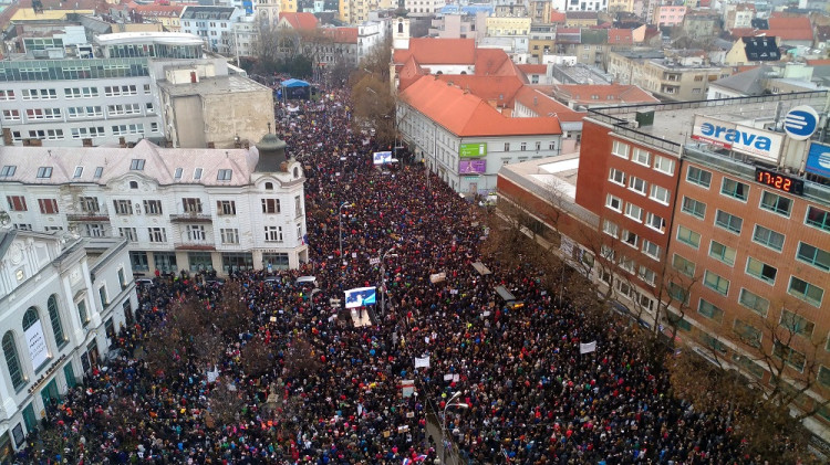 Protesty nezoslabli. Davy žiadali predčasné voľby, mama Martiny Kušnírovej odchod Gašpara