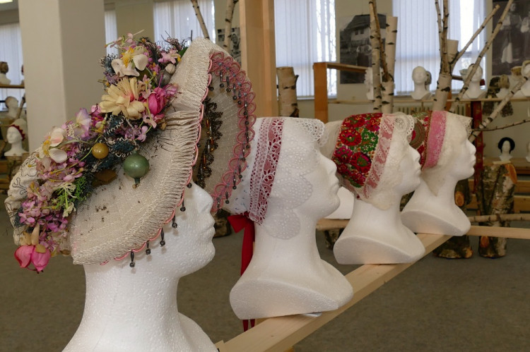 Výstava Krása pre ženu stvorená predstavuje v Martine vyše 200 čepcov