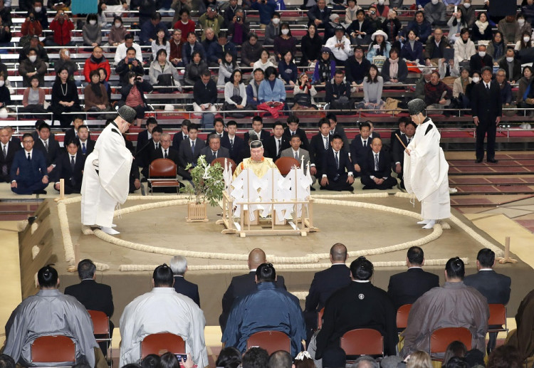 Rozhodca sumo vykázal z ringu ženy, ktoré zachraňovali muža