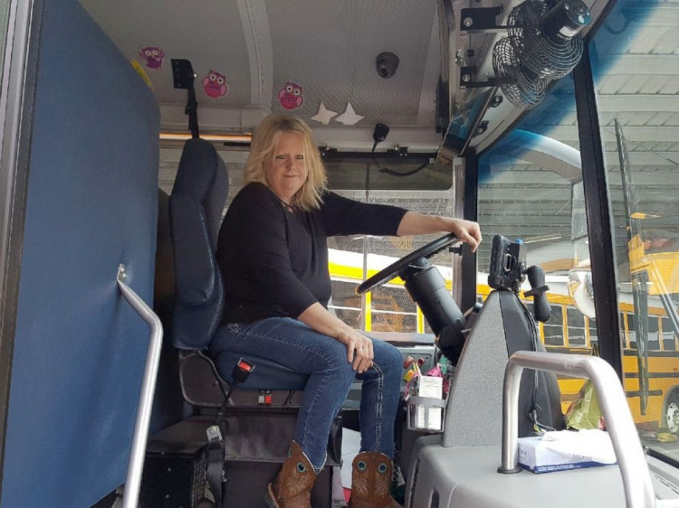 Isabelle zomrela mama, každé ráno jej pomáha šoférka školského autobusu