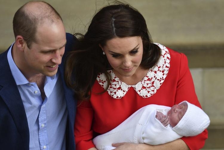 Sedem hodín po pôrode vojvodkyňa Kate a princ William ukázali novonarodeného syna