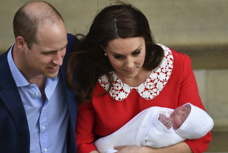 Sedem hodín po pôrode vojvodkyňa Kate a princ William ukázali novonarodeného syna