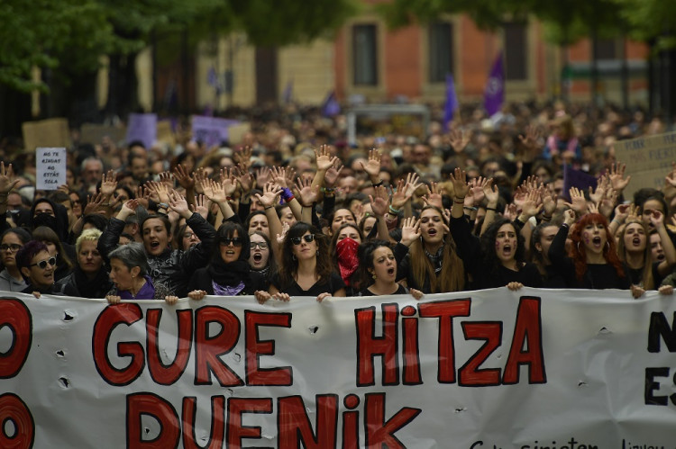 Neznásilnili, iba zneužili, rozhodol súd o útoku piatich mužov na dievča. Španielsko protestuje