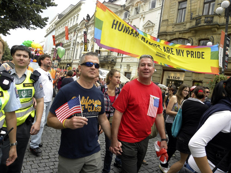 Česká vláda podporila návrh na uzákonenie homosexuálnych manželstiev