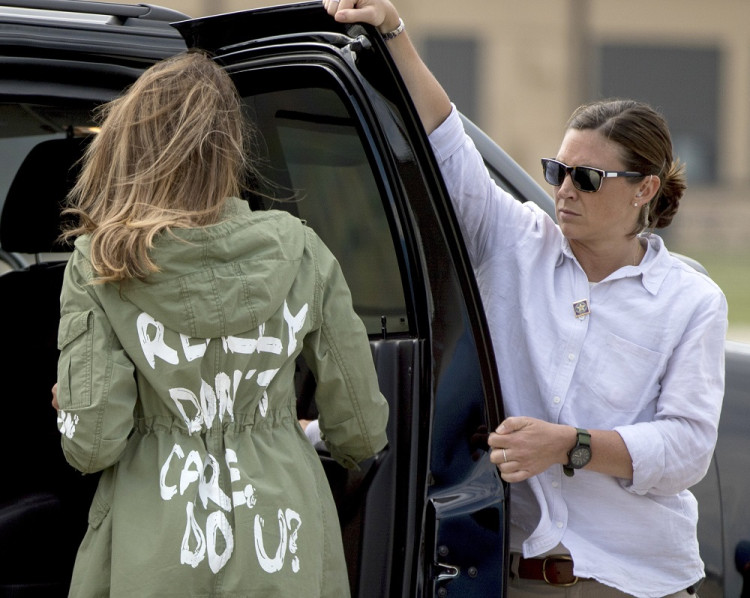 Melania Trumpová si dala bundu s provokatívnym odkazom. Päť možností, komu bol určený