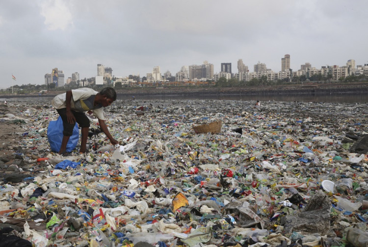 Bombaj zakázal používanie plastových vrecúšok a fliaš