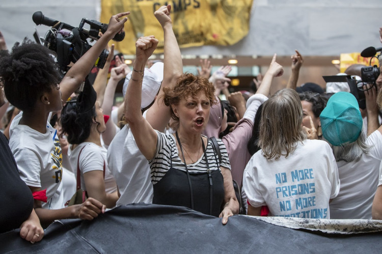 Herečku Susan Sarandonovú zatkli, protestovala proti zaobchádaniu s migrantami