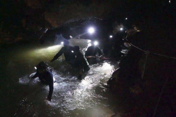 Zomrel muž, ktorý uväzneným chlapcom v jaskyni niesol kyslík
