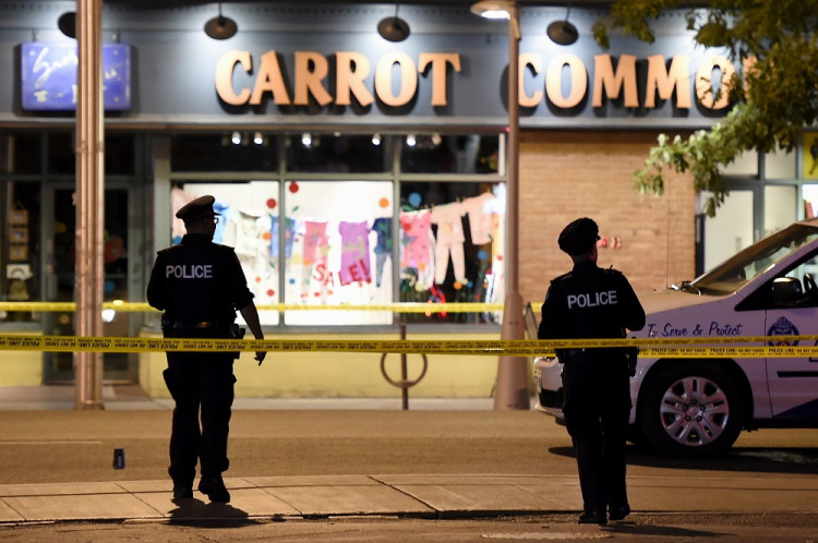 Ozbrojenec zastrelil v Toronte mladú ženu; ďalších 13 zranil