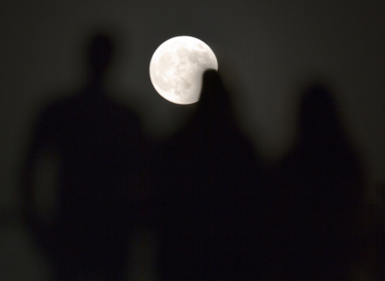 Najdlhšie úplné zatmenie Mesiaca sledovalo celé Slovensko i svet, pozrite si nádherné zábery