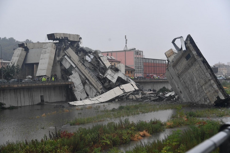 Po páde mosta v Janove je 31 obetí, z výšky 45 metrov padlo asi 35 áut