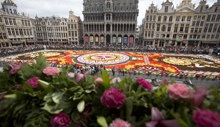 Unikátny bruselský kvetinový koberec tvorí pol milióna kvetín