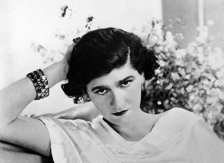 Legendárna Coco Chanel dala ženám malé čierne, tvídový kostým i ženskú nezávislosť