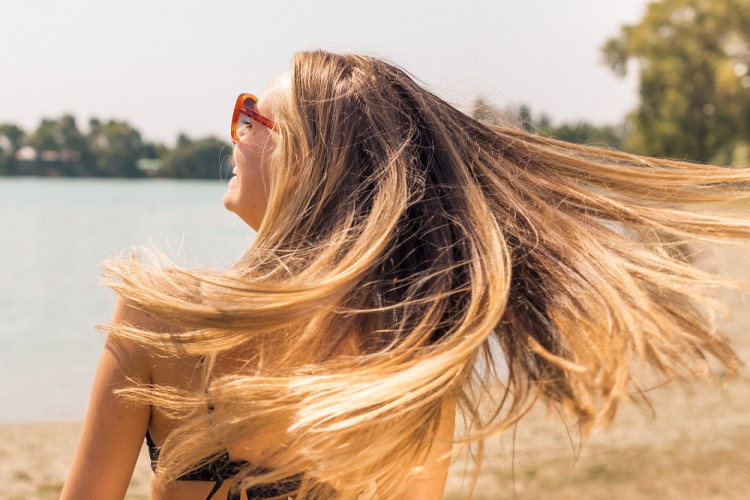 Tri nebezpečenstvá, ktorými leto ohrozuje vaše vlasy