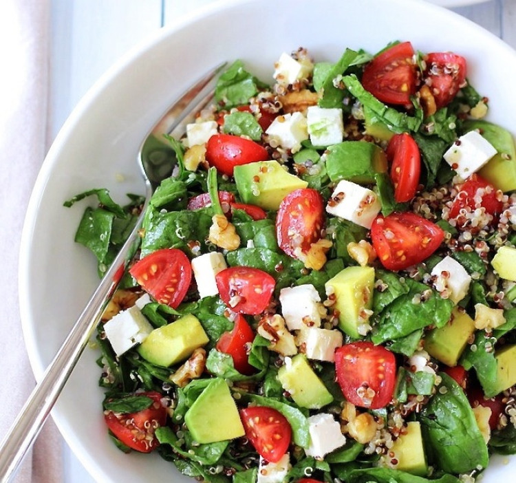 Výborný quinoa šalát s fetou a avokádom, tradičný RECEPT