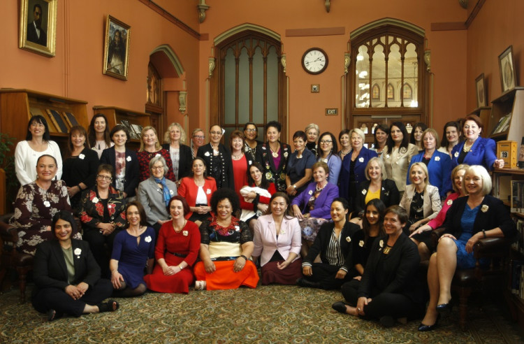 Nový Zéland oslávil 125 rokov volebného práva žien fotografiou političiek, premiérky a jej dcéry