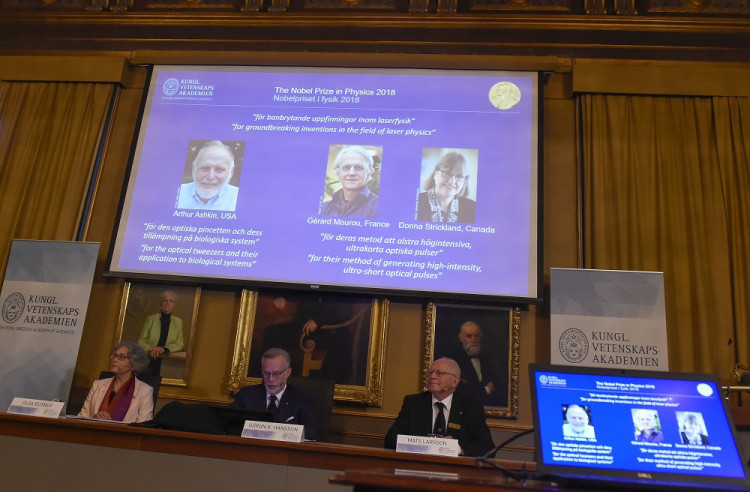 Nobelovu cenu za fyziku získali dvaja muži a žena za objavy v laserovej fyzike