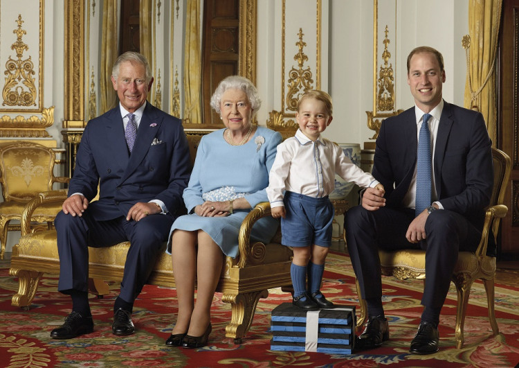 Princ Charles nikdy nebol miláčikom Britov.  Získava si ich až teraz ako otec a dedko
