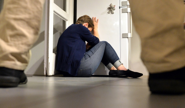 Muž najmenej dva mesiace týral mladú ženu v bratislavskom byte