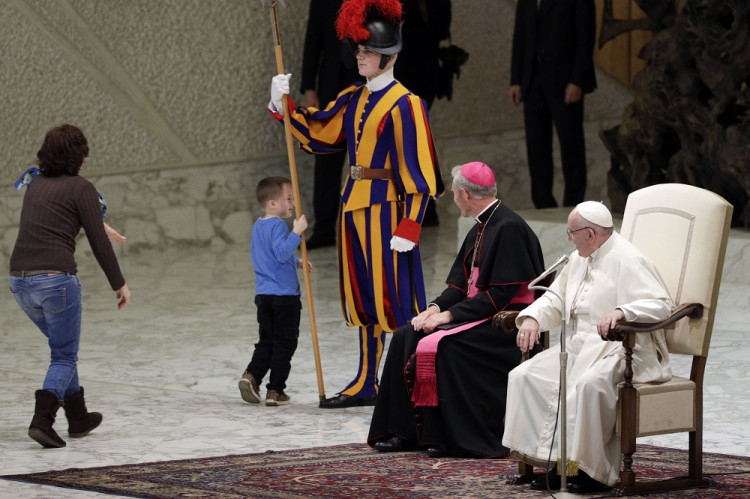 Malý autista pobavil pápeža