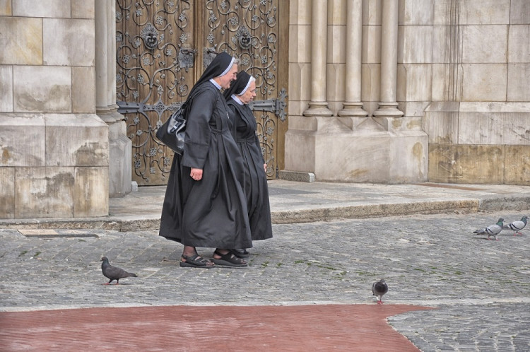 Odstúpil vplyvný kňaz obvinený z obťažovania mníšky