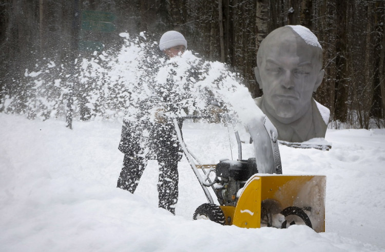 V znečistenom banskom mestečku natierali sneh na bielo