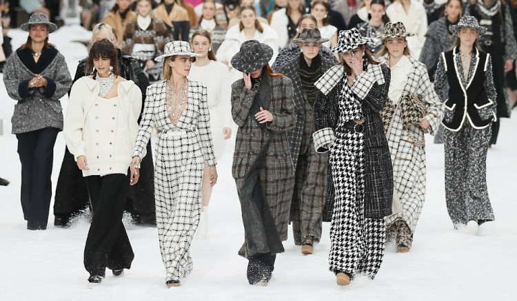 Chanel predviedla Lagerfeldovu poslednú kolekciu, prišli známe ženy