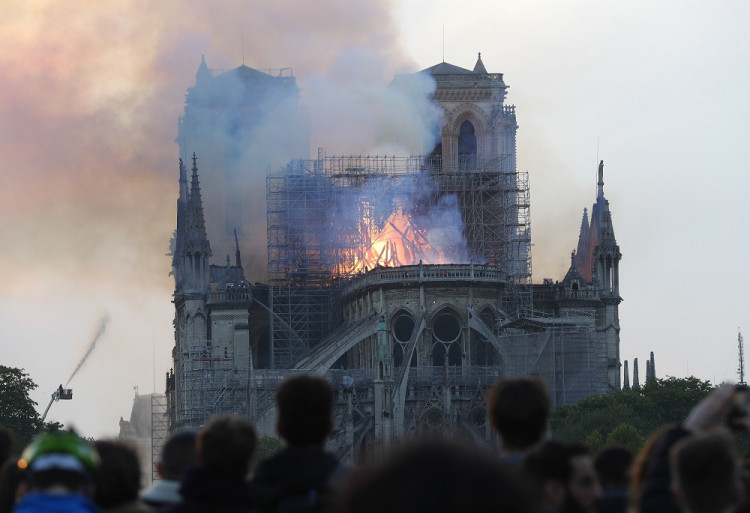 Parížska katedrála Notre-Dame horí