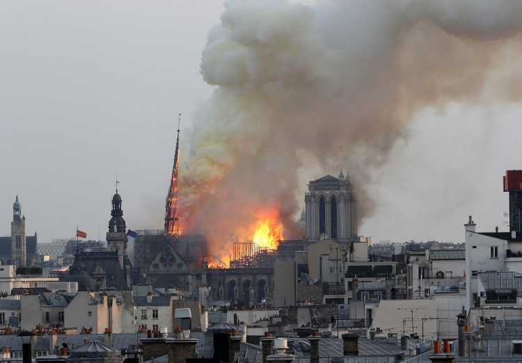 Požiar úplne ničí svetoznámu katedrálu Notre-Dame