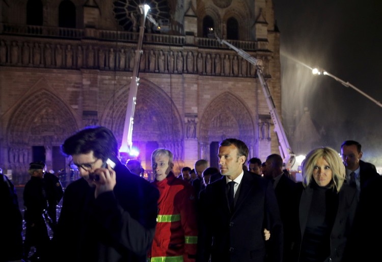 Požiar ničil Notre-Dame osem hodín, prezident Macron sľubuje, že ho vybudujú znova