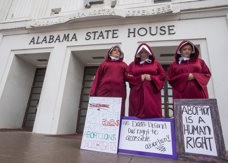 "Môj hnev sa na tento pútač ani nezmestí". V USA protestujú proti zákazu potratov.