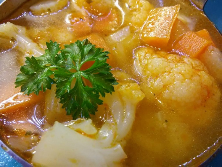 Letná ľahká zeleninová polievka, výživná a zdravá. Jednoduchý RECEPT