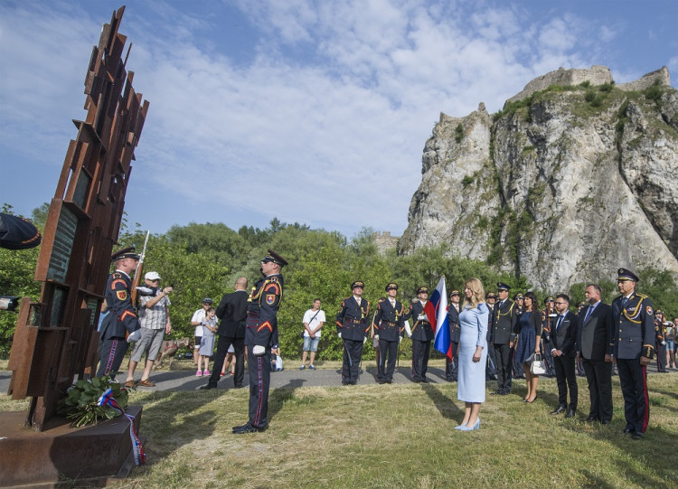 Prezidentka Čaputová si uctila obete komunizmu a prvého prezidenta Michala Kováča