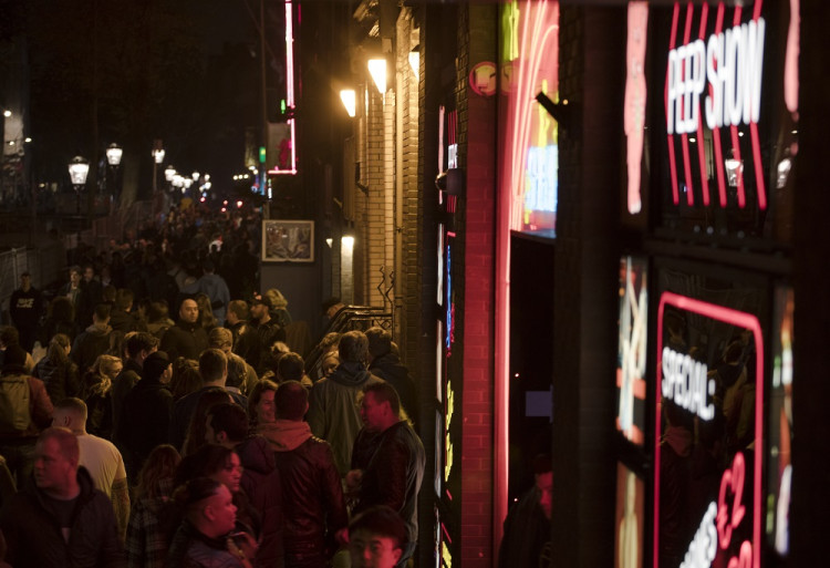 Starostka Amsterdamu chce chrániť prostitútky. "Štvrť červených svetiel" čakajú radikálne zmeny