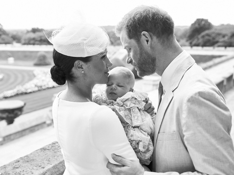 Meghan a Harry pokrstili súkromne syna Archieho. Kráľovná neprišla