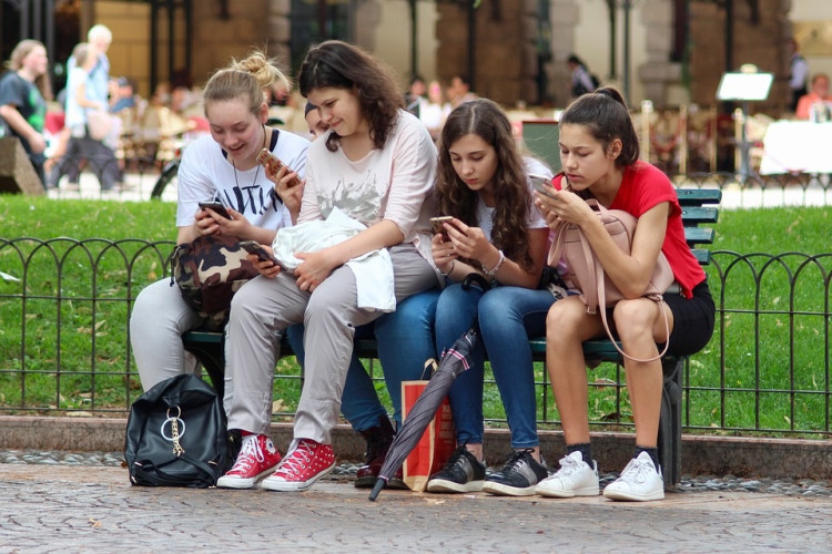 Smartfónové siroty: Mobily a tablety škodia deťom celkom inak, než si rodičia myslia