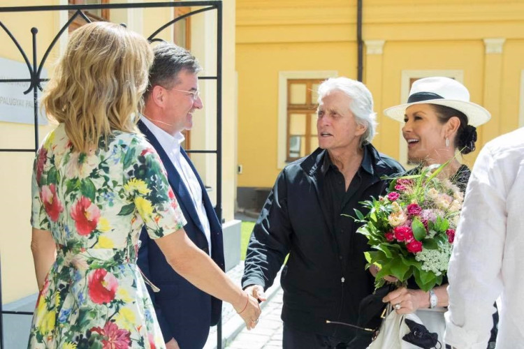 Michael Douglas s manželkou Catherine Zeta-Jonesovou navštívili súkromne Bratislavu